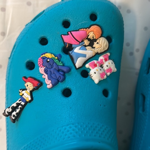 Crocs with a few charms - Picture 2 of 2